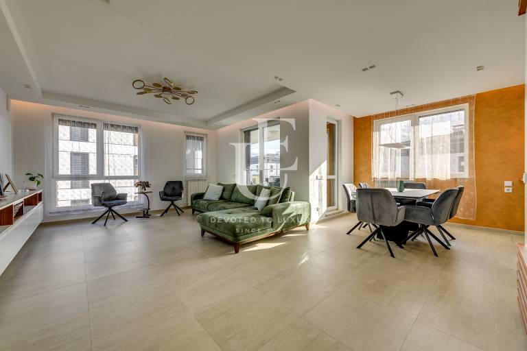 Excellent 4 bedroom apartment in a preferred gated compound