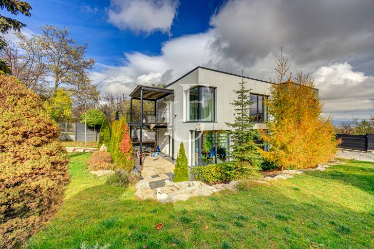 Дизайнерска самостоятелна къща с голям двор 