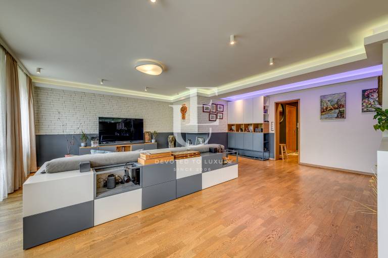 Three-bedroom apartment for sale near Zlatovrah Street