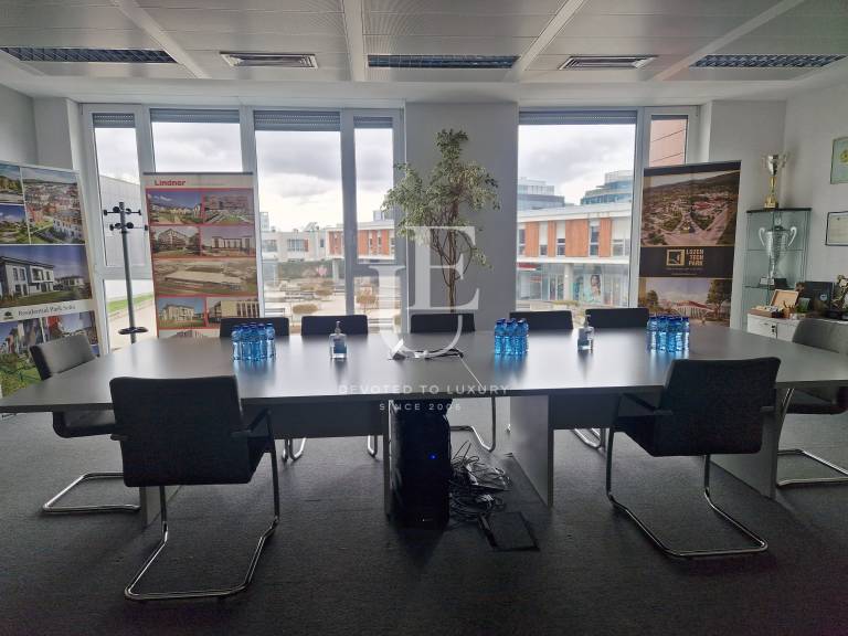 Elegant and Functional Office in a Prestigious Business Complex