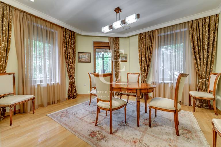 Изключителен четиристаен апартамент до площад "Народно Събрание"