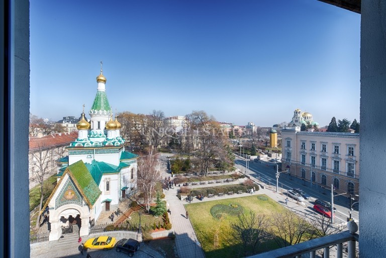 Зашеметяващ апартамент за продажба срещу Руската църква