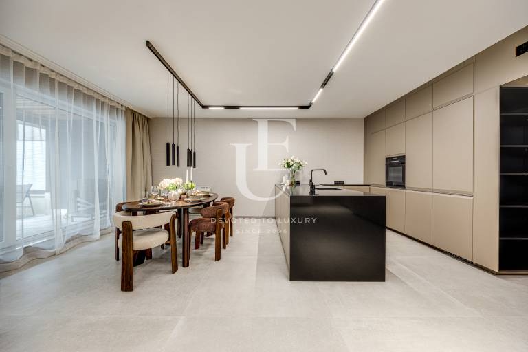 Луксозено обзаведен южен апартамент с двор, в затворен комплекс