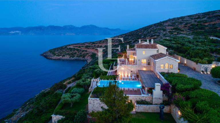 Средиземноморска резиденция в град Елунда на остров Крит, Гърция