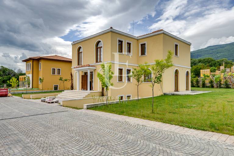 Прекрасна Къща с южно изложение в затворен комплекс в  Драгалевци